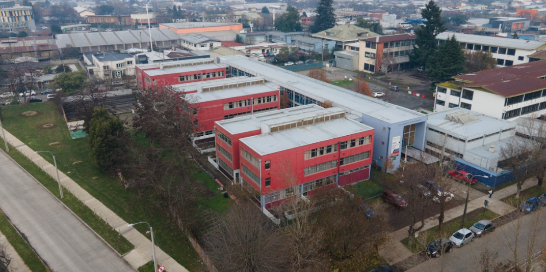 Estudiante fue apuñalado en su espalda al interior de liceo de Temuco Estudiante fue apuñalado en su espalda al interior de liceo de Temuco