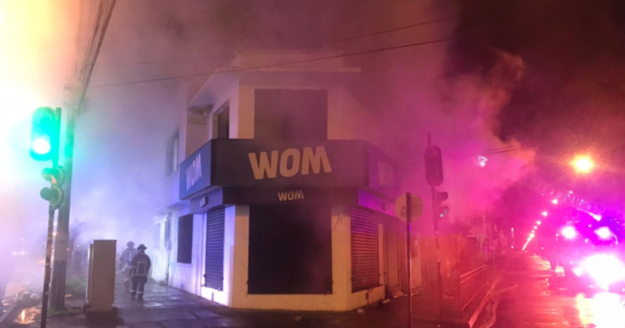 Más de 50 bomberos combatieron violento incendio de sucursal WOM en centro de Temuco Más de 50 bomberos combatieron violento incendio de sucursal WOM en centro de Temuco