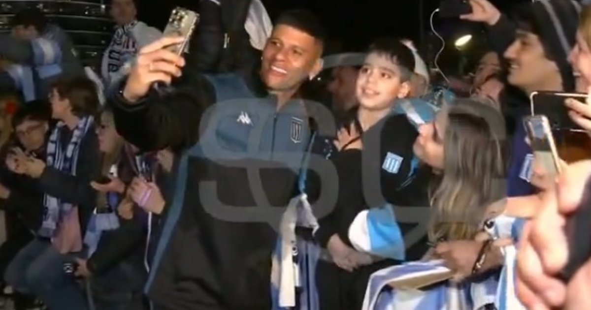 Ya en Uruguay, los primeros autógrafos y fotos de Rojo con los hinchas de Racing Ya en Uruguay, los primeros autógrafos y fotos de Rojo con los hinchas de Racing