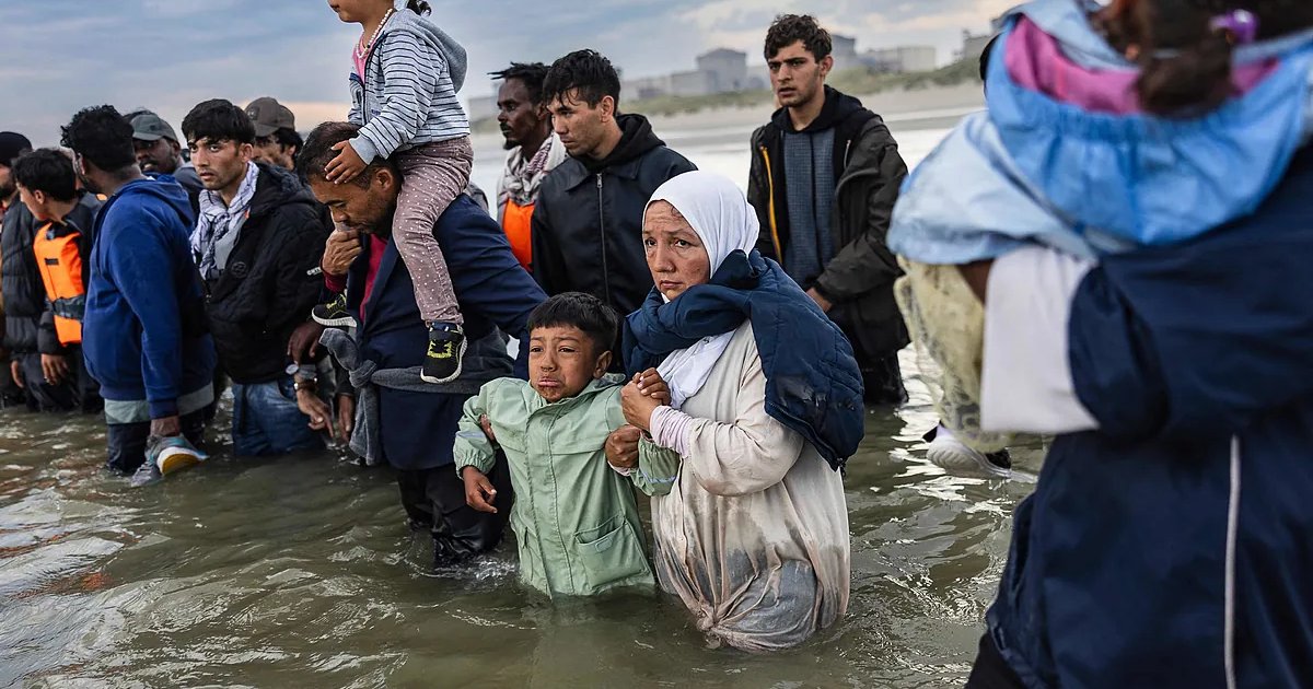 Más de 50.000 migrantes han cruzado el Canal de la Mancha en pateras durante los primeros 400 días del Gobierno laborista Más de 50.000 migrantes han cruzado el Canal de la Mancha en pateras durante los primeros 400 días del Gobierno laborista