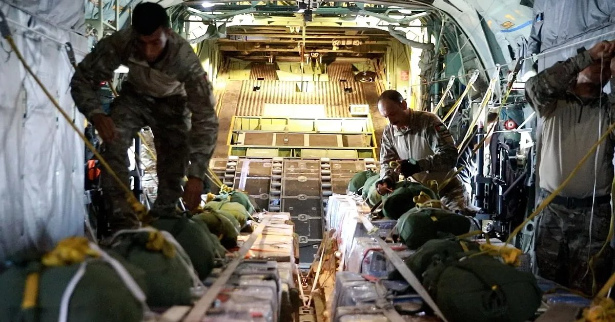 Así es el polémico operativo de aviones que lanzan ayuda sobre Gaza: sólo transporta unos 300 kilos Así es el polémico operativo de aviones que lanzan ayuda sobre Gaza: sólo transporta unos 300 kilos