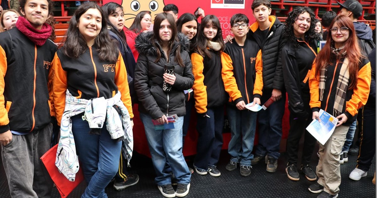 Concurrida Feria Vocacional en Gimnasio Municipal Villarrica Concurrida Feria Vocacional en Gimnasio Municipal Villarrica