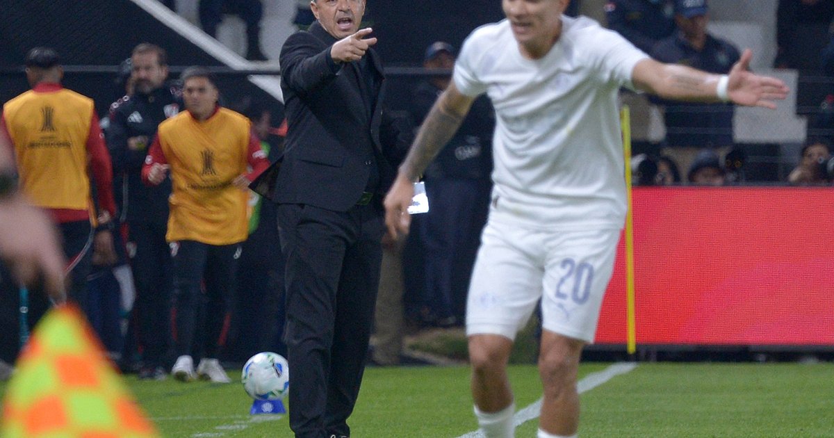 La bronca de Gallardo en el banco por el primer tiempo de River: «Para adelante, dale viejo» La bronca de Gallardo en el banco por el primer tiempo de River: «Para adelante, dale viejo»