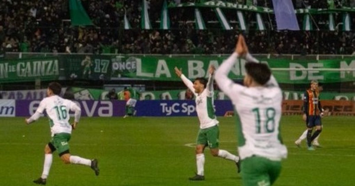 Ferro ganó agónicamente, se alejó del descenso y festejó en la noche que estrenó tribuna Ferro ganó agónicamente, se alejó del descenso y festejó en la noche que estrenó tribuna