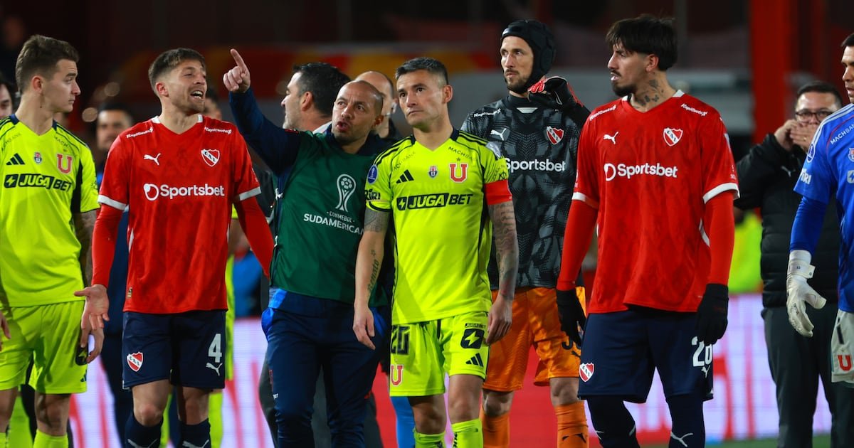 Charles Aránguiz alza la voz tras los graves incidentes: «Hoy la vida y la salud de los hinchas es lo primero» Charles Aránguiz alza la voz tras los graves incidentes: «Hoy la vida y la salud de los hinchas es lo primero»