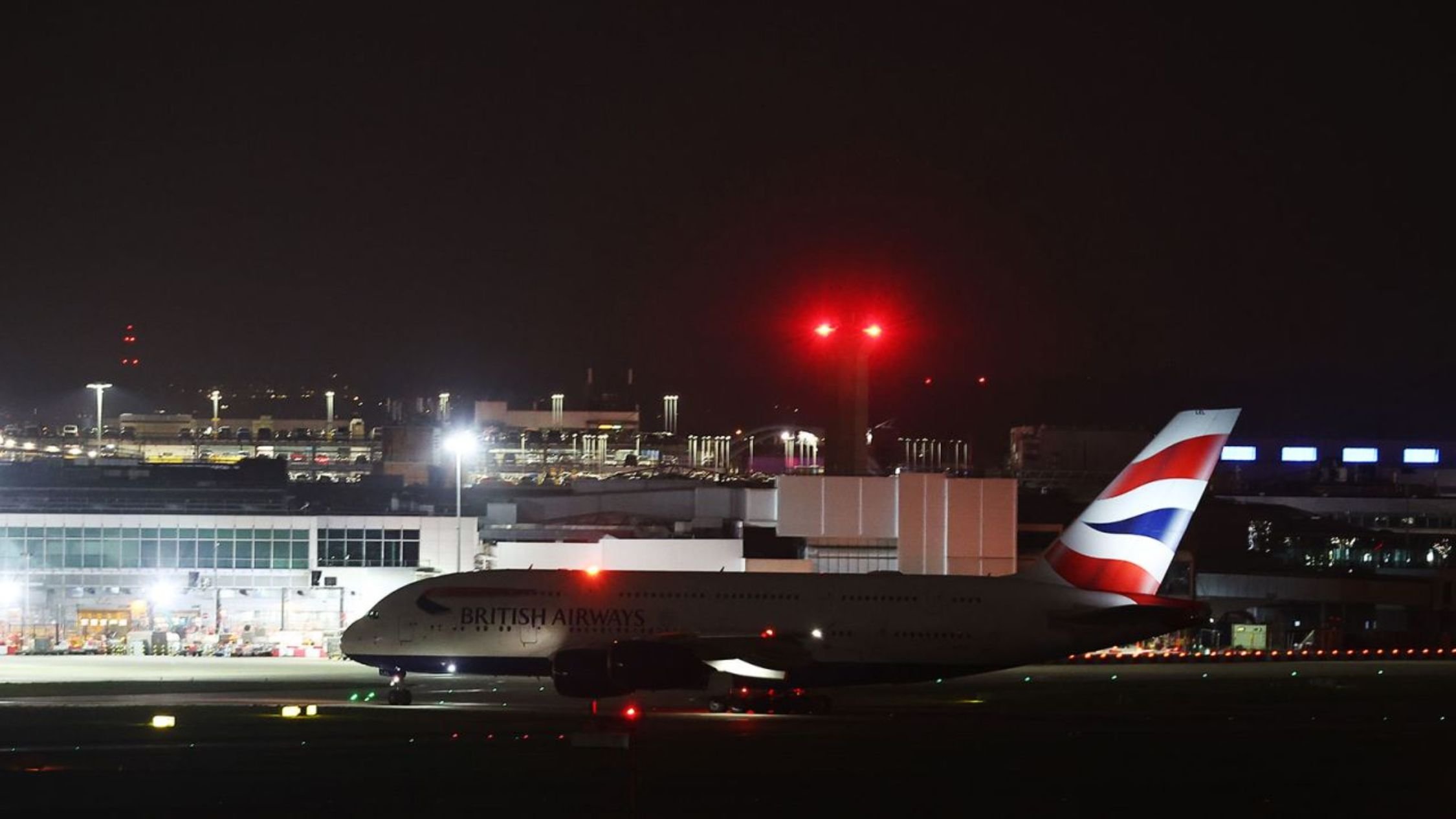 Resumen de noticias del cierre del aeropuerto de heathrow en londres, 21 de marzo Resumen de noticias del cierre del aeropuerto de heathrow en londres, 21 de marzo