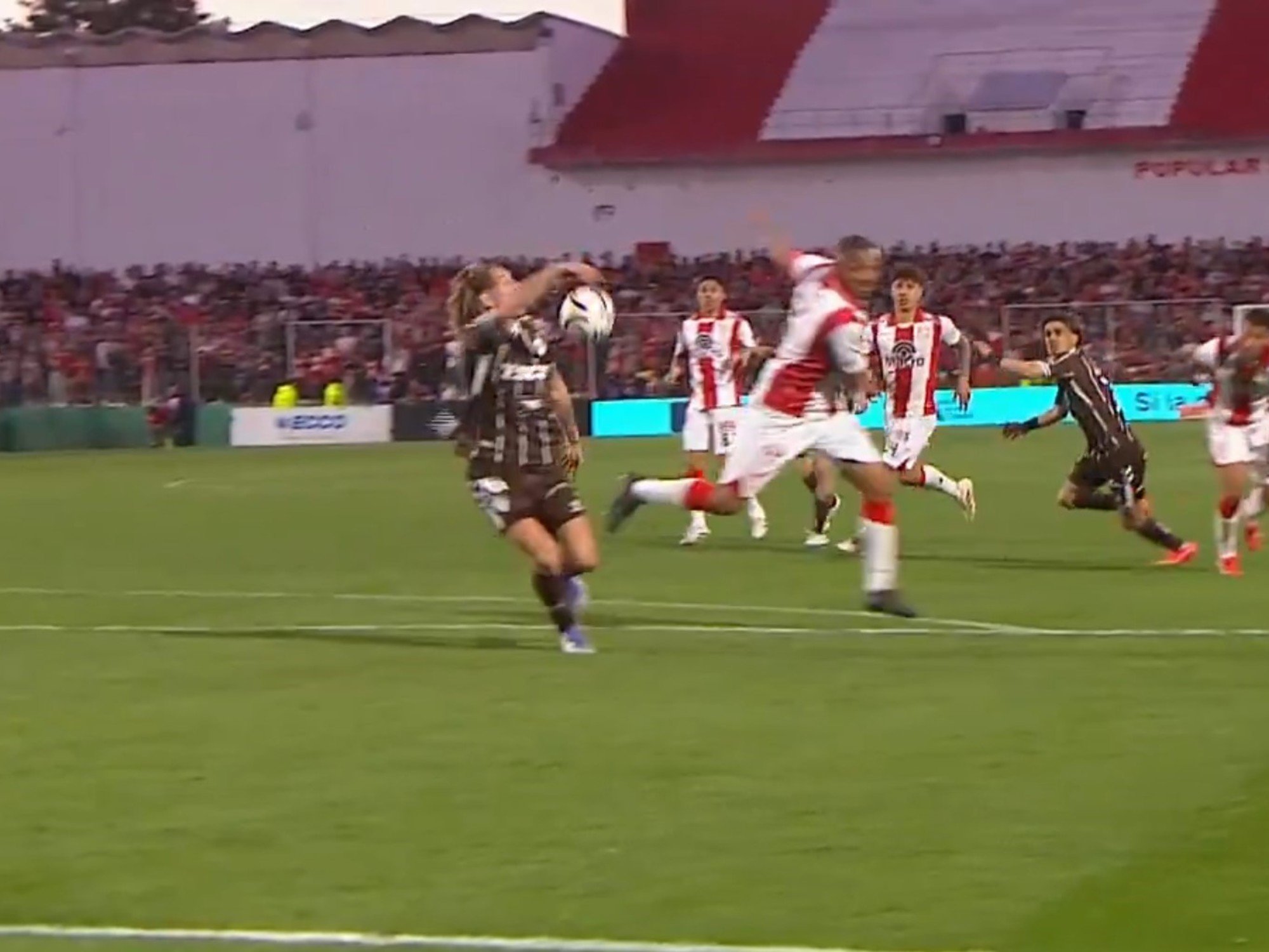 La otra polémica del -instituto-platense-: mano en el gol del empate La otra polémica del -instituto-platense-: mano en el gol del empate