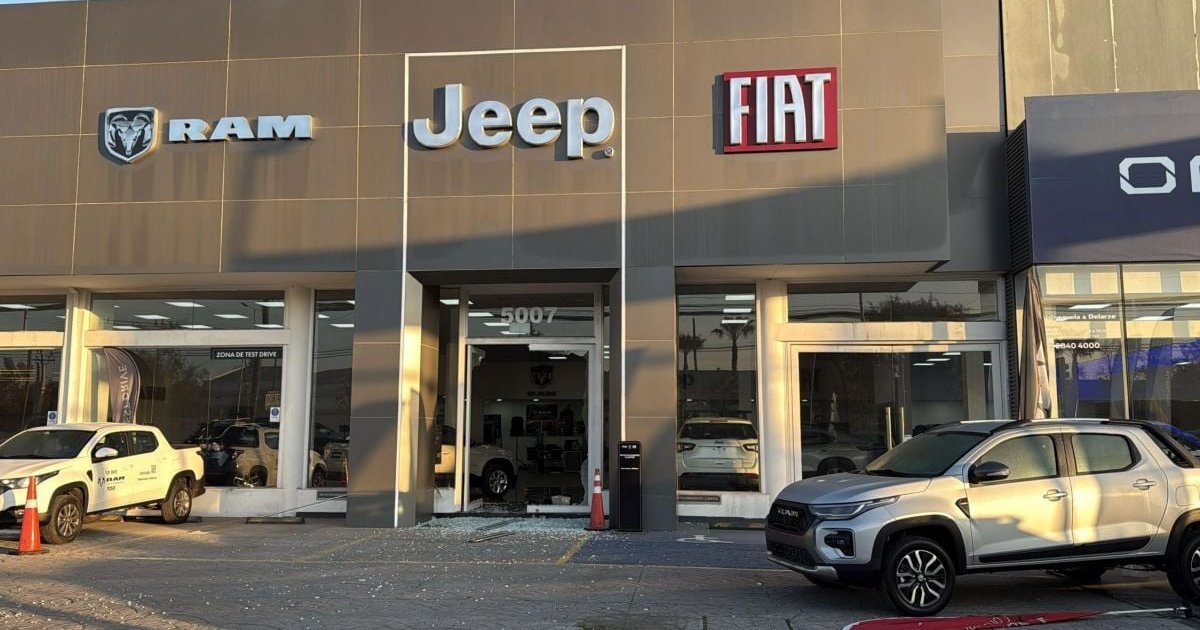 Delincuentes roban más de 10 vehículos tras asalto a automo… Delincuentes roban más de 10 vehículos tras asalto a automo…