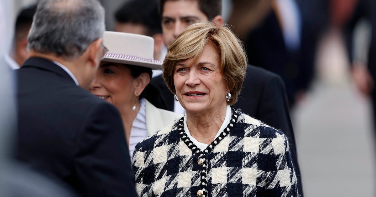 Matthei respalda informe del Banco Central que detalla efectos en el empleo por las 40 horas y el salario mínimo Matthei respalda informe del Banco Central que detalla efectos en el empleo por las 40 horas y el salario mínimo