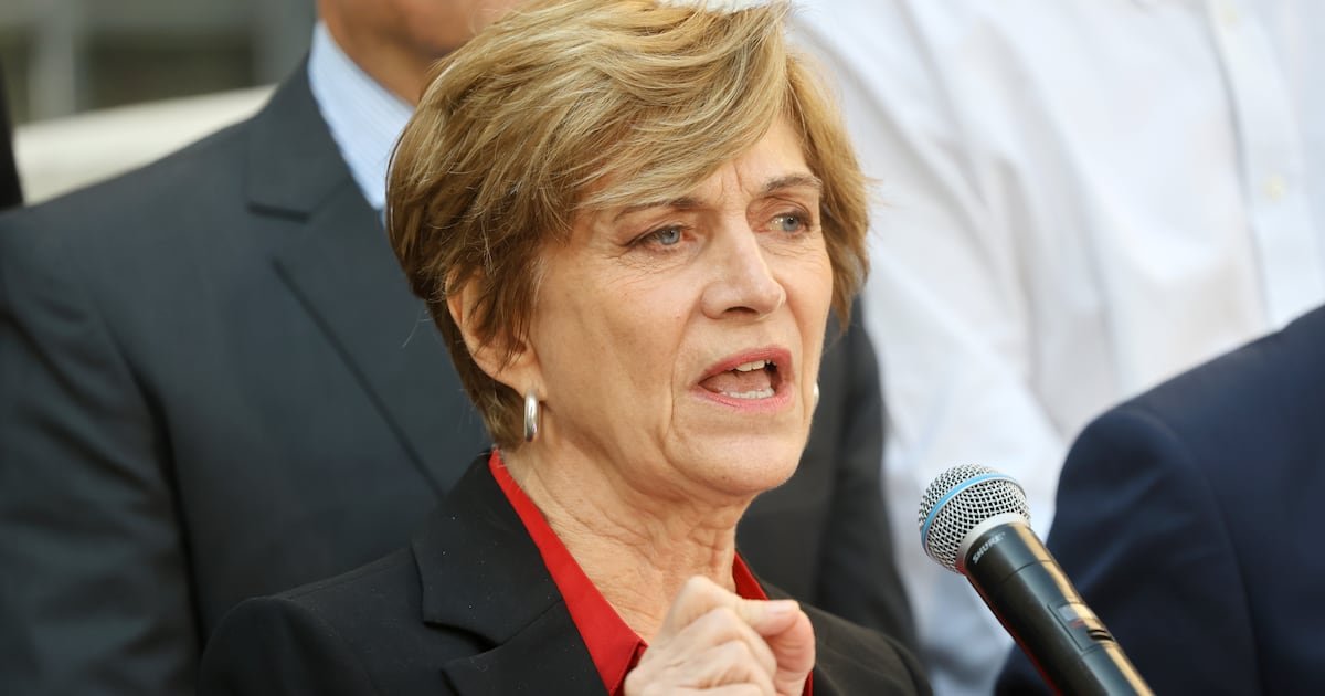 Matthei condena ataque a comisaría de Huechuraba y afirma: «Es un atentado a Carabineros gravísimo e inaceptable» Matthei condena ataque a comisaría de Huechuraba y afirma: «Es un atentado a Carabineros gravísimo e inaceptable»