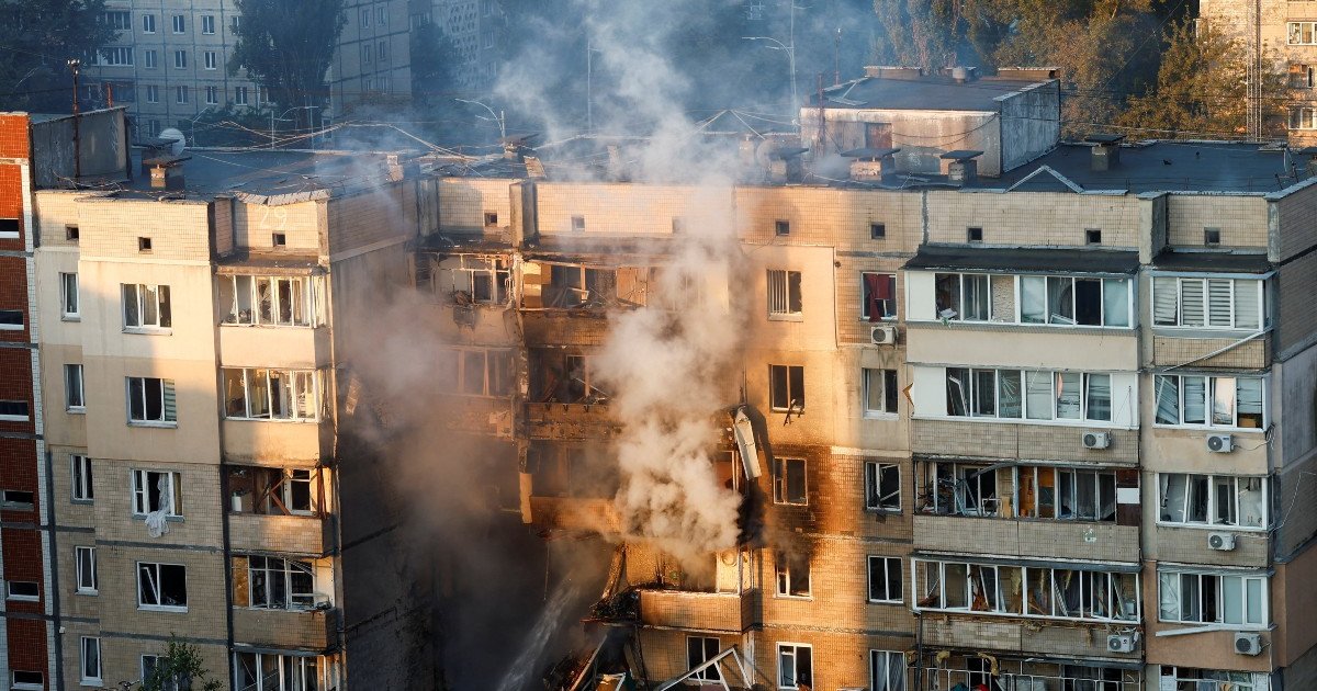 Rusia golpea edificio de gobierno en Ucrania; mueren 4 incluido un bebé
