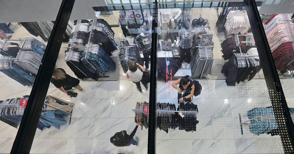 Ventas del comercio en regiones registran resultados mixtos en julio: sube en Valparaíso y La Araucanía, bajan en Biobío Ventas del comercio en regiones registran resultados mixtos en julio: sube en Valparaíso y La Araucanía, bajan en Biobío