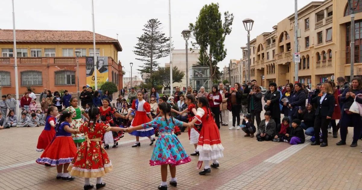 La Serena: Escuelas y Liceos rinden homenaje a Gabriela Mistral con poesía, canto y danza La Serena: Escuelas y Liceos rinden homenaje a Gabriela Mistral con poesía, canto y danza
