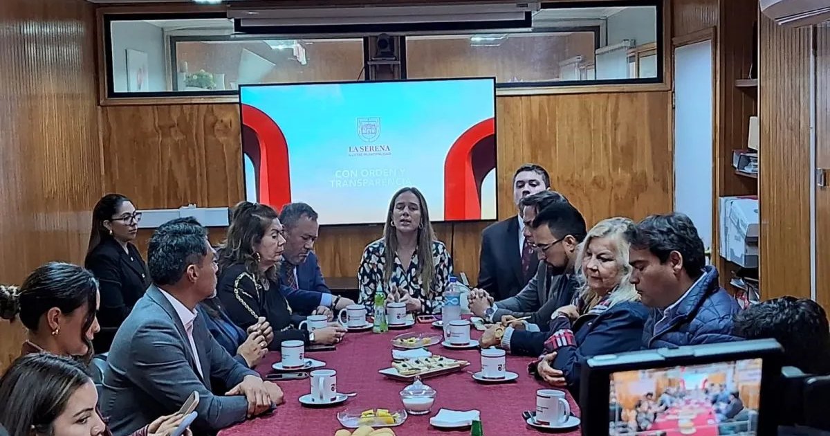 Detectan 95 «funcionarios fantasmas» y un perjuicio de mil millones de pesos en la educación municipal de La Serena Detectan 95 «funcionarios fantasmas» y un perjuicio de mil millones de pesos en la educación municipal de La Serena