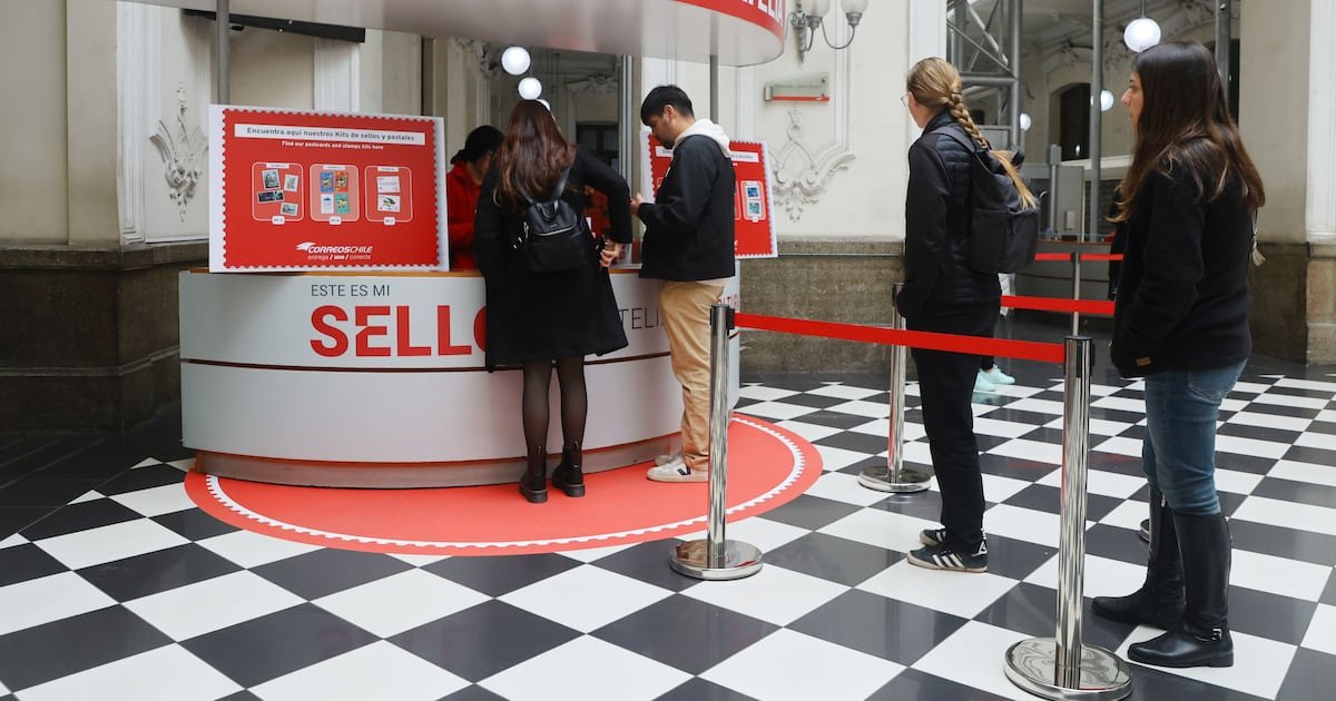 Correos de Chile despide a 600 trabajadores y sindicatos piden al gobierno revertir la medida Correos de Chile despide a 600 trabajadores y sindicatos piden al gobierno revertir la medida