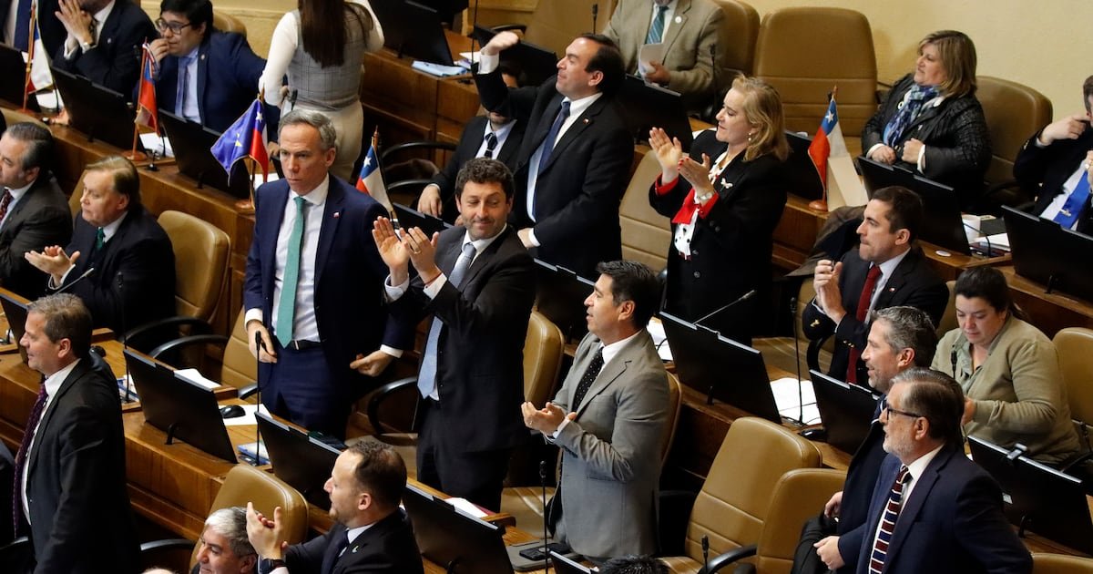 Parlamentarios de oposición rechazan que se incluya norma de estabilidad laboral para funcionarios en ley de reajuste Parlamentarios de oposición rechazan que se incluya norma de estabilidad laboral para funcionarios en ley de reajuste