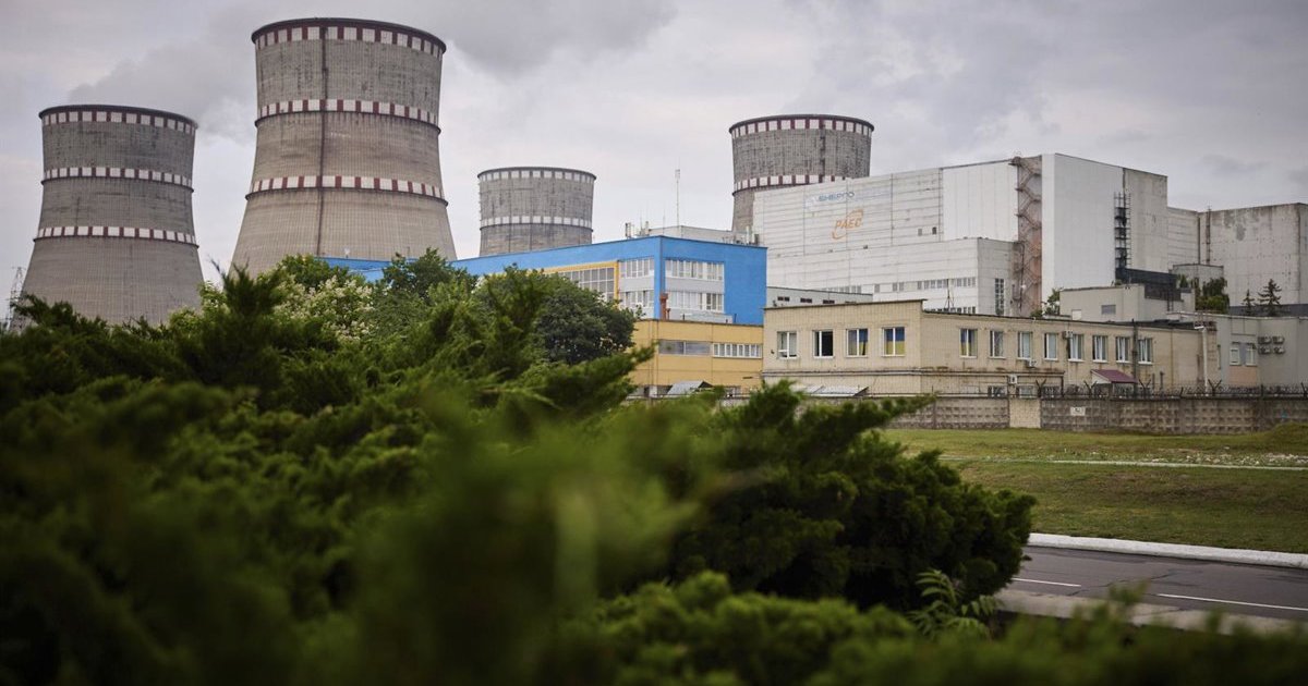 Las plantas nucleares ucranianas de Jmelnitski y Rivne reducen su producción tras los ataques rusos