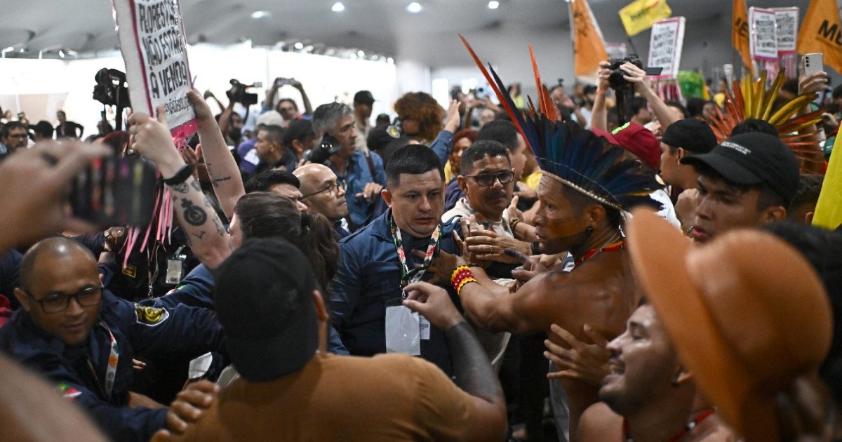 Manifestantes indígenas se enfrentan con la seguridad en la COP30 de Brasil tras protesta