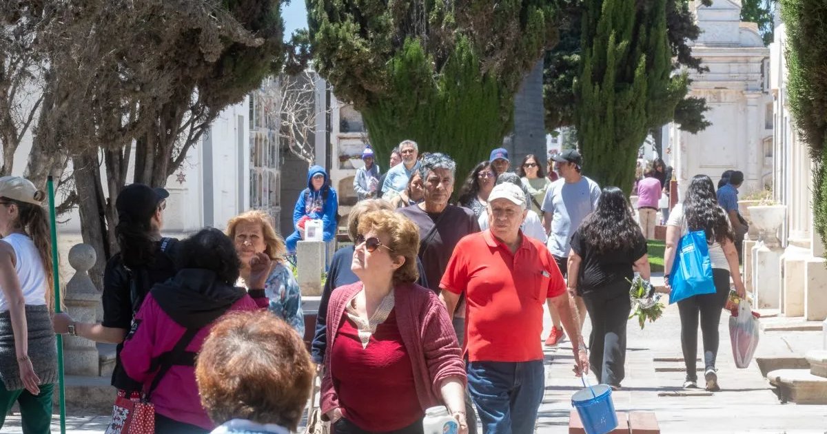 Miles de personas repletaron los cementerios en el Día de Todos los Santos Miles de personas repletaron los cementerios en el Día de Todos los Santos