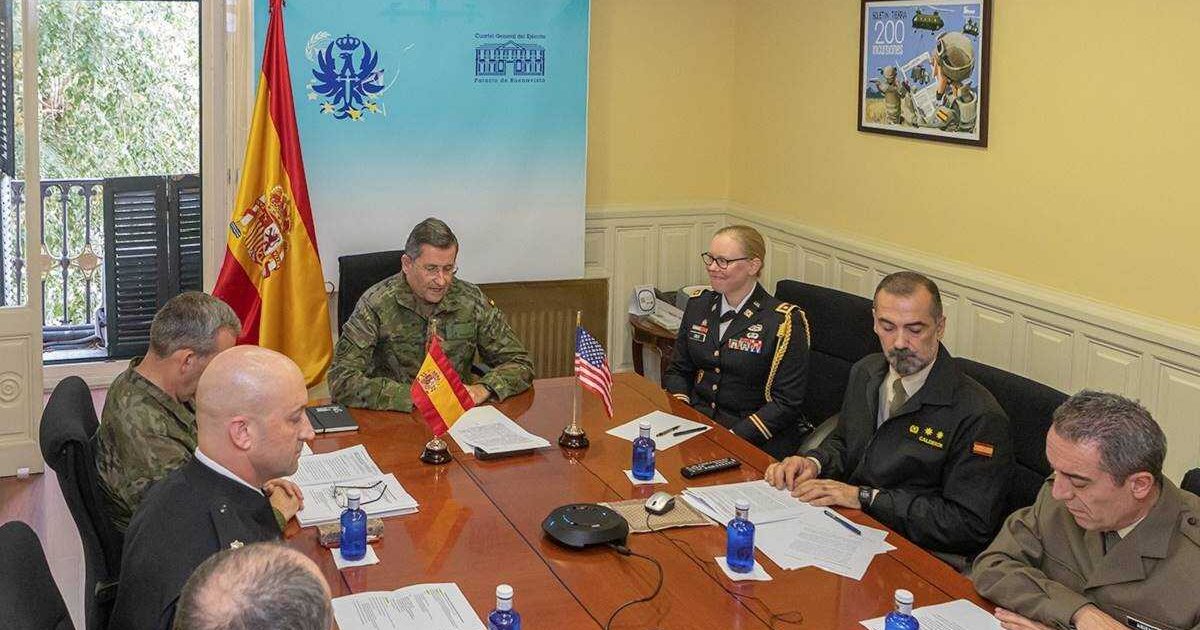 Orujo y pacharán para el oficial de enlace del US Army ante el Ejército de Tierra Orujo y pacharán para el oficial de enlace del US Army ante el Ejército de Tierra