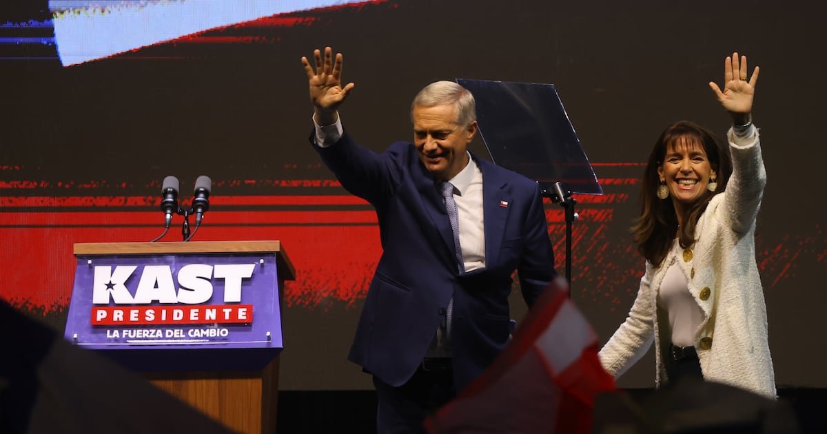 Kast se impone con amplia ventaja y convoca a un acuerdo nacional para «recuperar» Chile Kast se impone con amplia ventaja y convoca a un acuerdo nacional para «recuperar» Chile