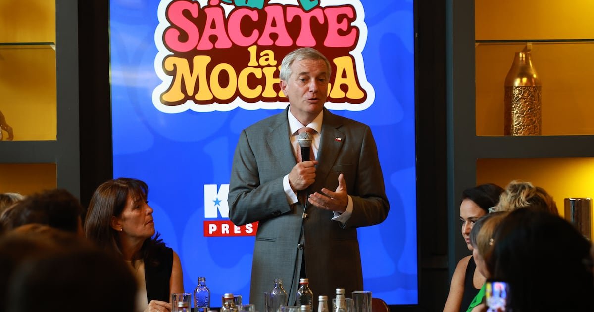 Kast visita a vecinos de San Miguel y refuerza su intención de vivir en La Moneda