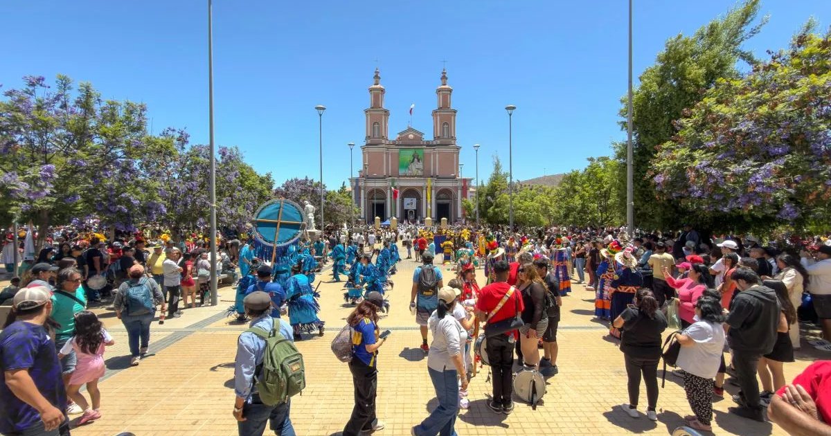 Miles de peregrinos llegan a Andacollo para rendir adoración a la Virgen