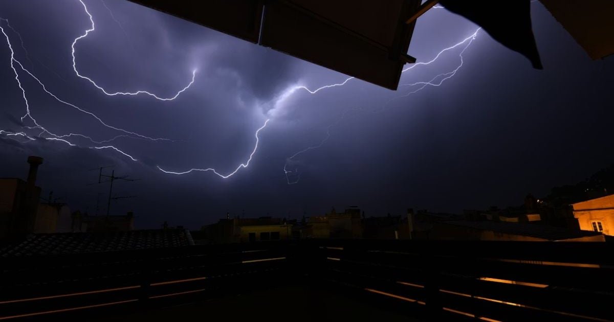 DMC emite aviso meteorológico para ocho regiones de Chile por probabilidad de tormentas eléctricas en algunos sectores DMC emite aviso meteorológico para ocho regiones de Chile por probabilidad de tormentas eléctricas en algunos sectores