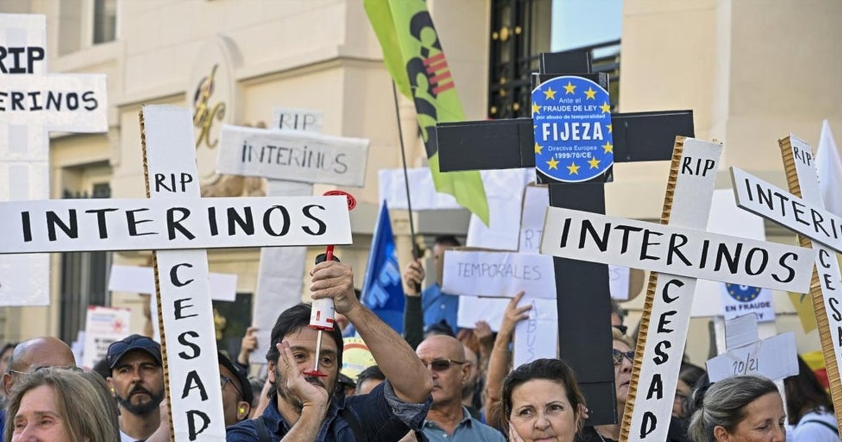 Los interinos protestan ante el Congreso: hay trabajadores que llevan más de 30 años con contratos temporales