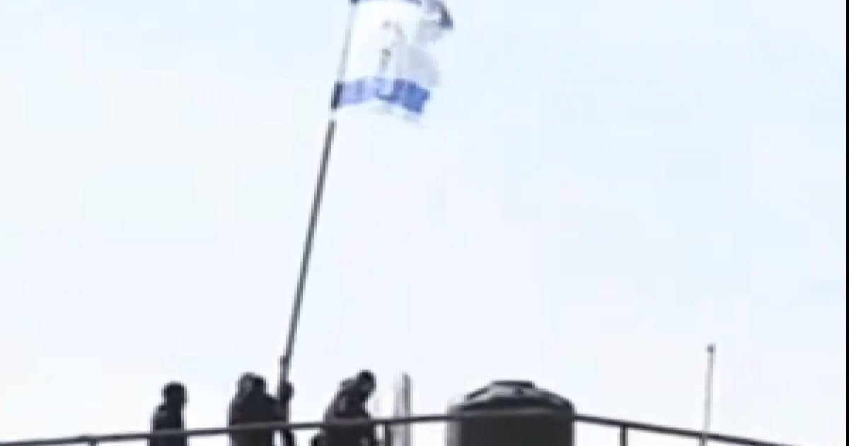 Israel irrumpe en sede de la ONU en Jerusalén y sustituye bandera por la suya | VIDEO