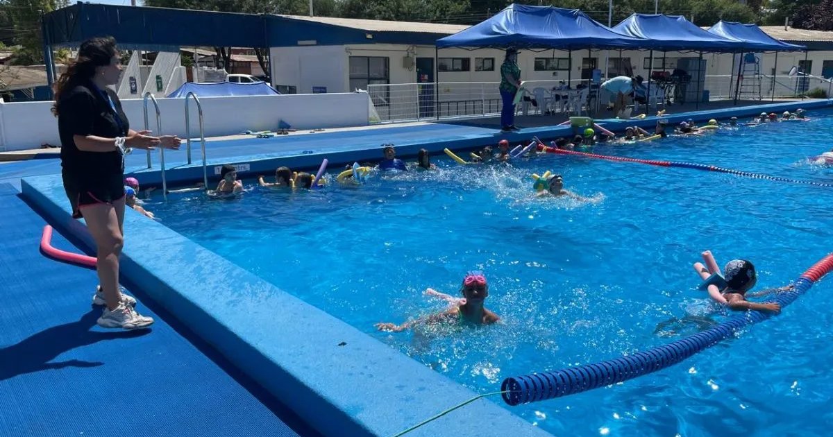 Invitan a inscribirse en los cursos de natación gratuitos temporada 2026 en Ovalle