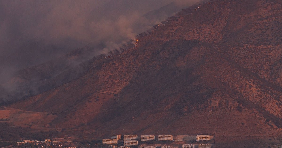 Incendios forestales: más de 800 hectáreas afectadas por las llamas en Las Condes y 158 comunas tienen activo botón rojo