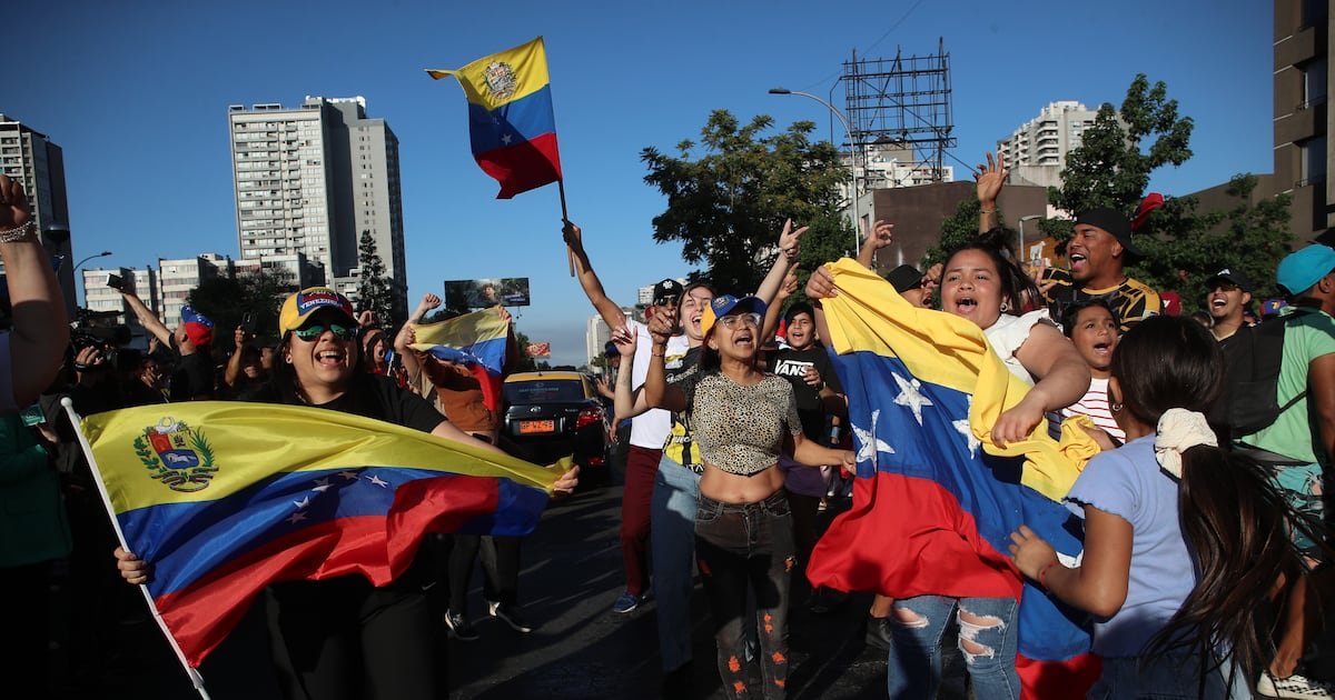 Venezolanos se manifiestan en el mundo tras captura de Nicolás Maduro mientras chavistas protestan en Caracas