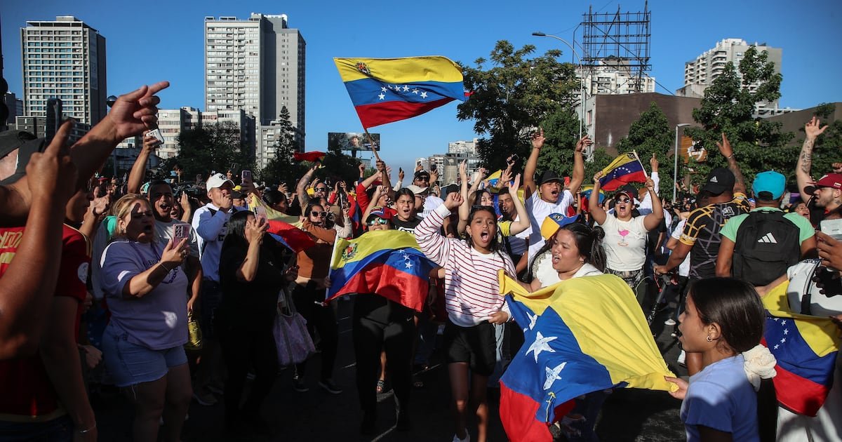 Aguardar lo que dicte Machado y una incipiente idea de volver a casa: venezolanos en Chile proyectan futuro sin Maduro