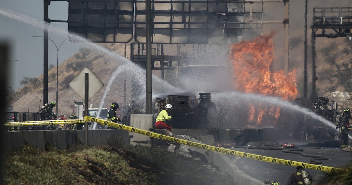 Tras 10 horas de trabajo: Bomberos controla emergencia tras explosión de camión con gas en Renca y Carabineros inicia pericias