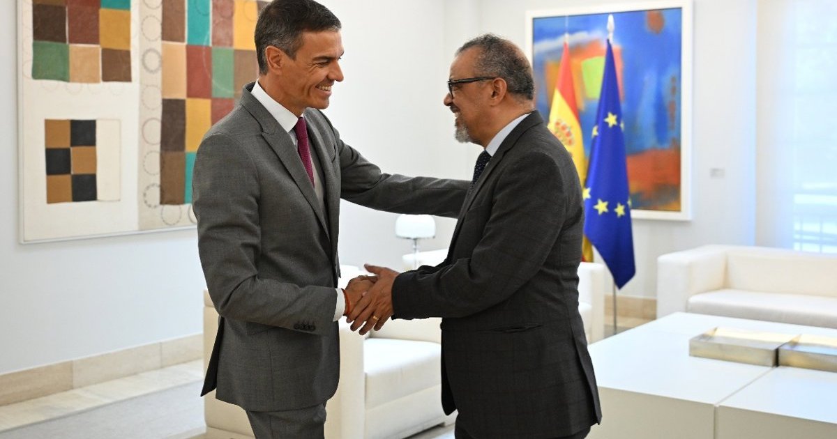 El jefe de la OMS apoya la regulación de las redes planteada por Sánchez y pide frenar su diseño «dañino y adictivo»