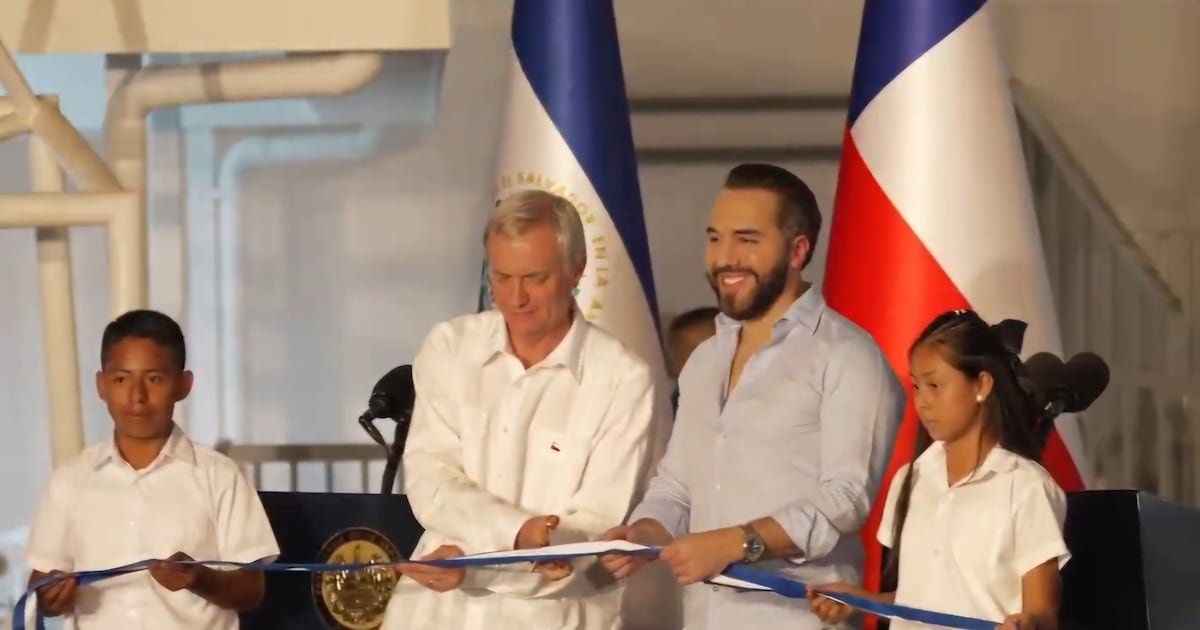 «No fuimos capaces de llegar de manera oportuna»: Kast revive polémica por retraso en entrega de útiles escolares en Chile desde El Salvador «No fuimos capaces de llegar de manera oportuna»: Kast revive polémica por retraso en entrega de útiles escolares en Chile desde El Salvador