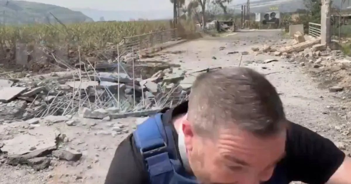 VIDEO | El momento en que reportero casi muere tras impacto de misil en el Líbano