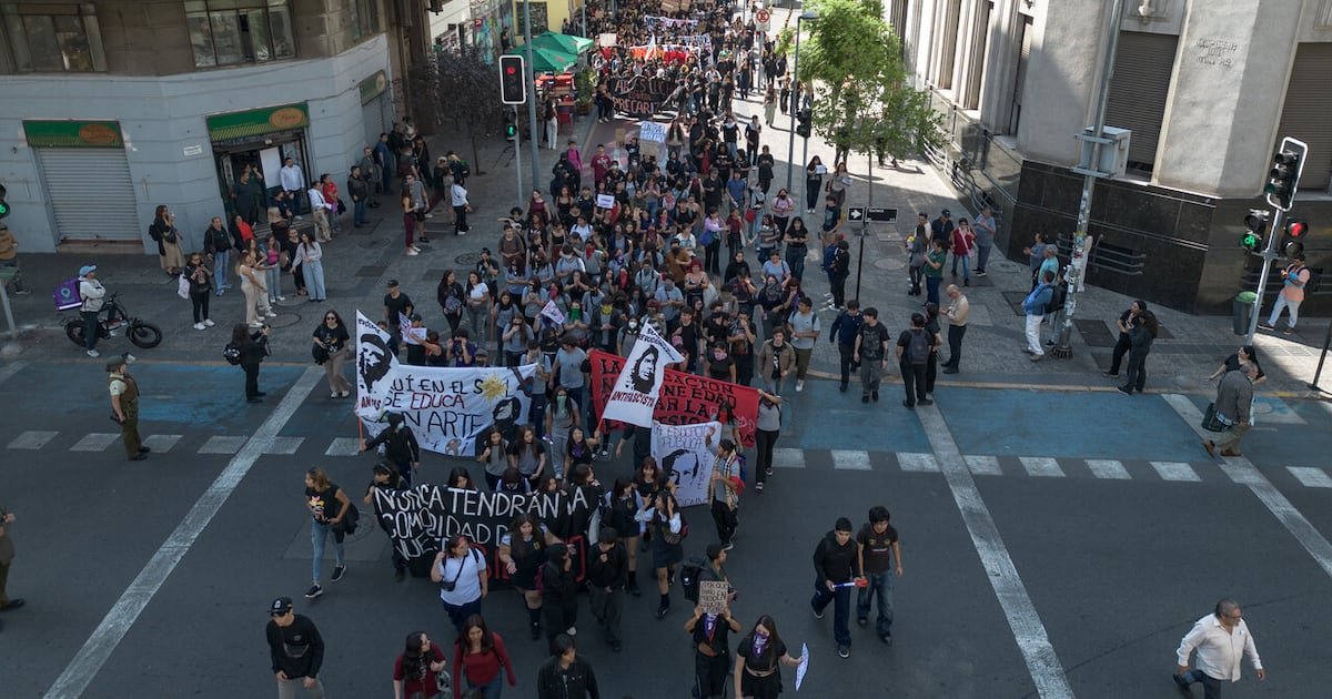 Primera marcha en gobierno de Kast convoca a 3.500 estudiantes y termina con 14 detenidos