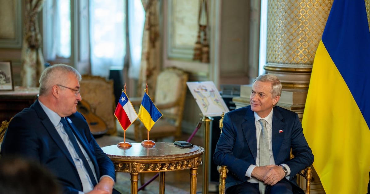 Canciller de Ucrania se reúne con Kast, lo invita a su país y le expone sobre guerra con Rusia