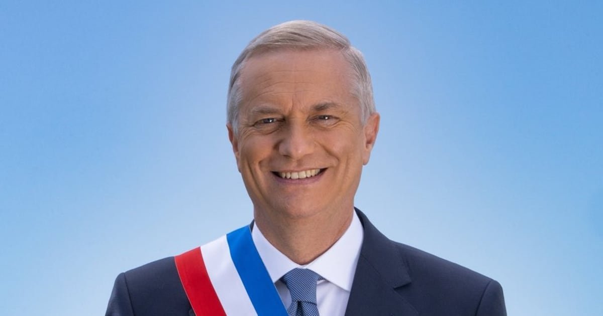 Contraloría desestima denuncia por escudo en la banda presidencial de José Antonio Kast