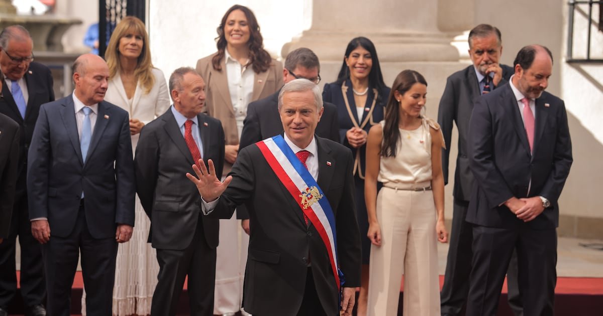 Presidente José Antonio Kast realiza fotografías oficiales con sus subsecretarios y ministros